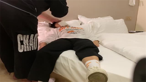 【精选】03年美女同事办公室激情！上司狂操嫩穴高潮连连